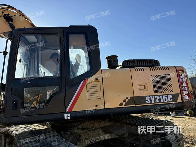 駕駛室頂部(整機(jī)外觀) 駕駛室頂部(整機(jī)外觀)