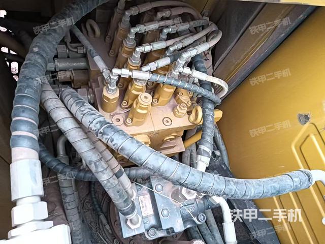 回轉(zhuǎn)馬達(dá)和主控閥（整機(jī)外觀）