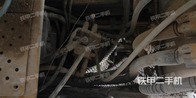 回转马达和主控阀（整机外观）