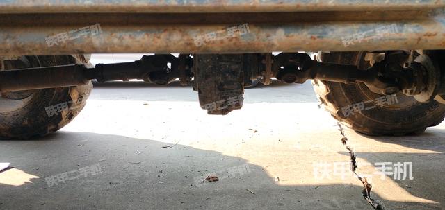 液压泵舱室正面整体（整机外观）