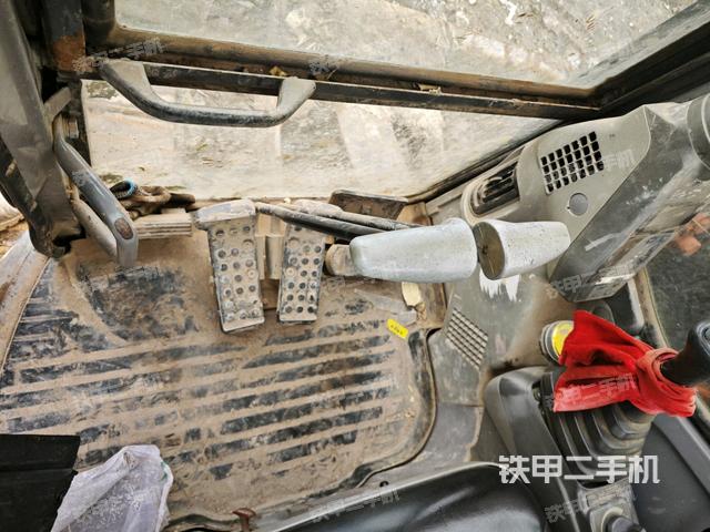 行走控制手柄和踏板?俯拍(駕駛室部分) 行走控制手柄和踏板?俯拍(駕駛室部分)
