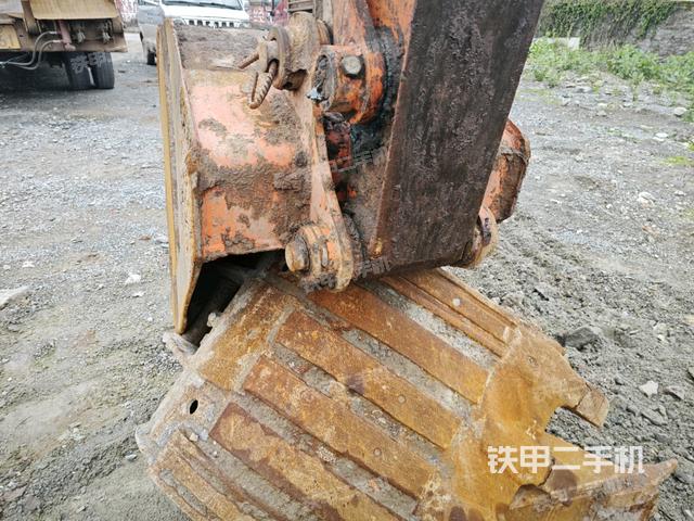 鏟斗右后整體(工作和回轉(zhuǎn)裝置) 鏟斗右后整體(工作和回轉(zhuǎn)裝置)