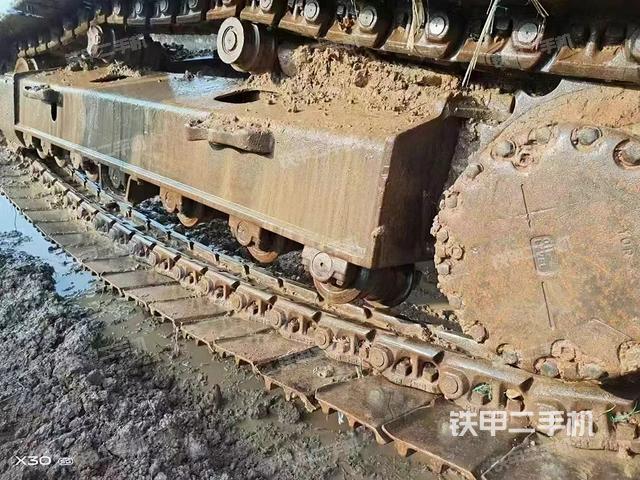 單側(cè)履帶整體(整機(jī)外觀) 單側(cè)履帶整體(整機(jī)外觀)