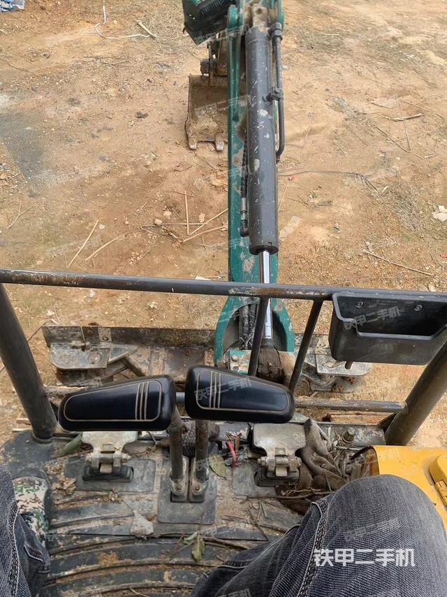 駕駛室頂部(整機(jī)外觀) 駕駛室頂部(整機(jī)外觀)