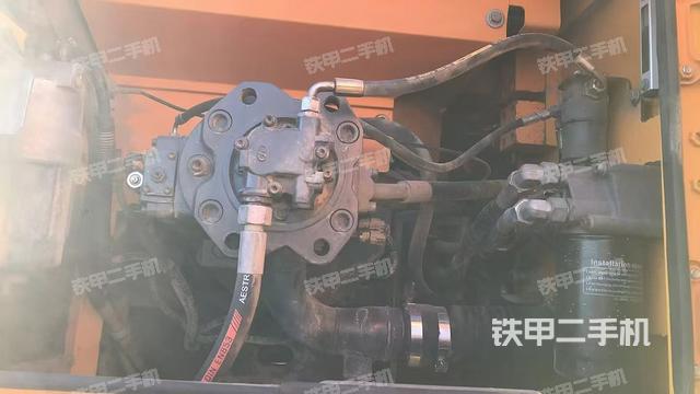 液壓泵艙室正面整體(整機外觀) 液壓泵艙室正面整體(整機外觀)