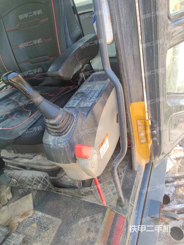 座椅左側(cè)控制臺/音響/含左手柄(駕駛室部分) 座椅左側(cè)控制臺/音響/含左手柄(駕駛室部分)