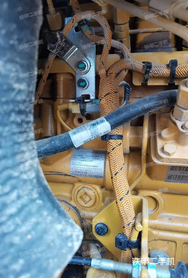 液压泵舱室正面整体（整机外观）