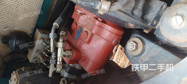 液压泵舱室正面整体（整机外观）