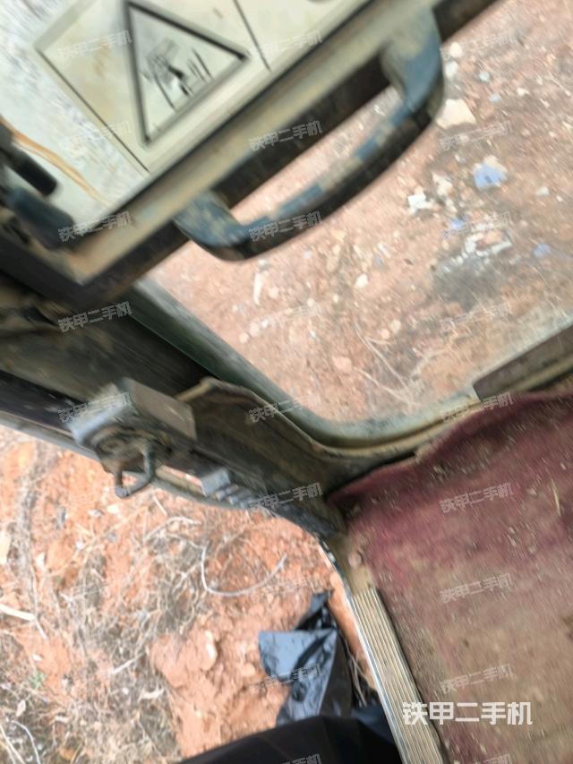 行走控制手柄和踏板?俯拍(駕駛室部分) 行走控制手柄和踏板?俯拍(駕駛室部分)