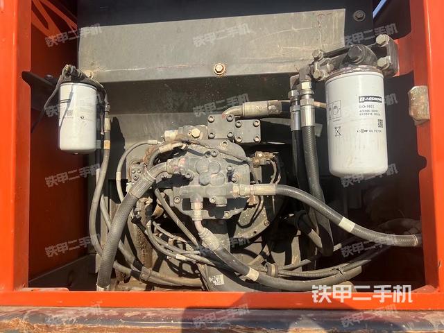 液压泵舱室正面整体（整机外观）