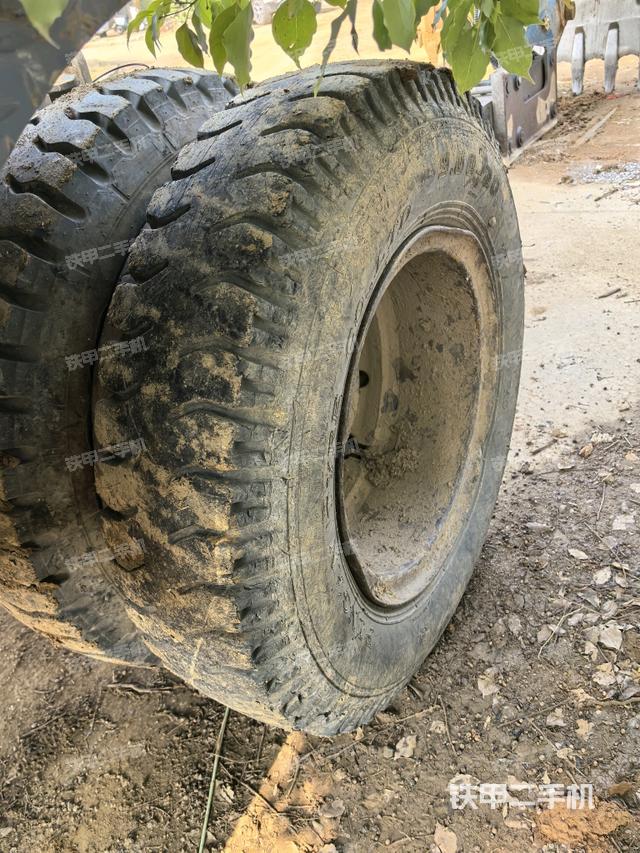 左驅(qū)動輪（行走機(jī)構(gòu)）