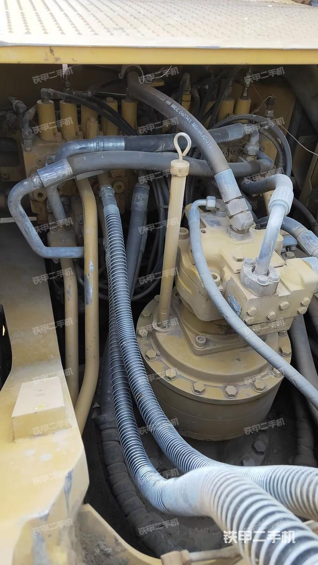 回轉(zhuǎn)馬達(dá)和主控閥（整機(jī)外觀）