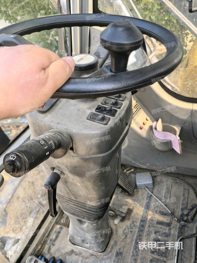 行走控制手柄和踏板?俯拍（駕駛室部分）