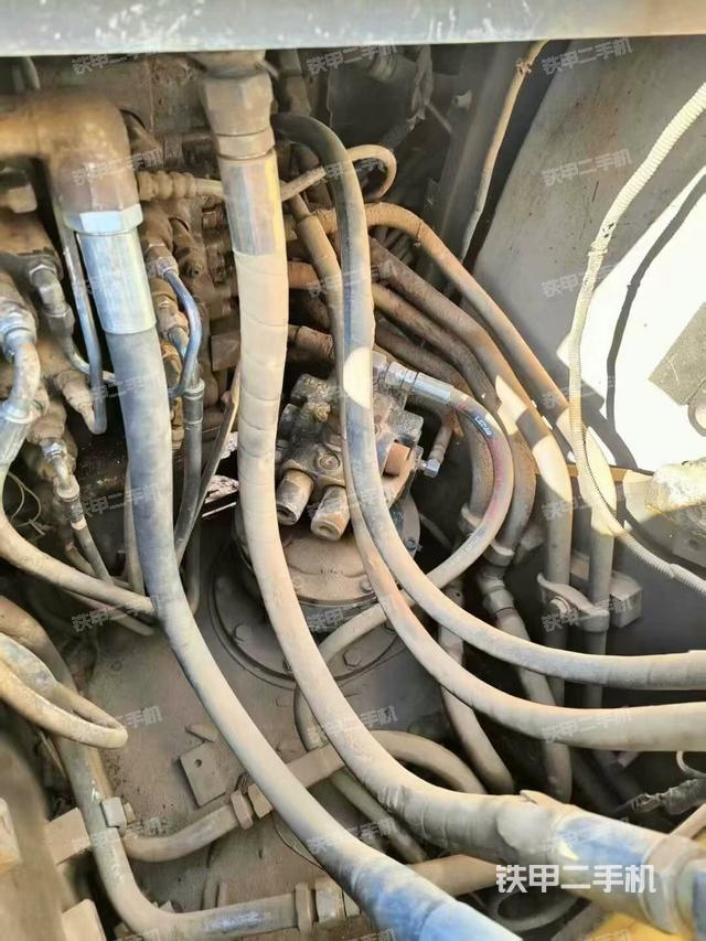 回轉(zhuǎn)馬達和主控閥(整機外觀) 回轉(zhuǎn)馬達和主控閥(整機外觀)