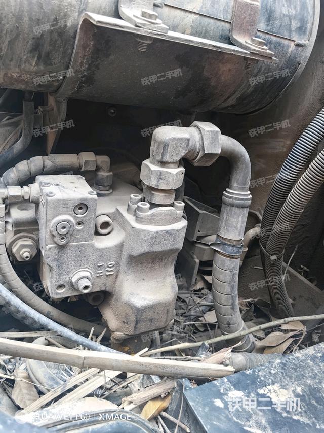 液壓泵艙室正面整體（整機外觀）