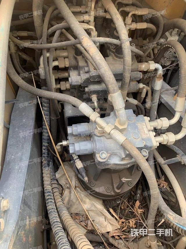 回轉(zhuǎn)馬達(dá)和主控閥（整機(jī)外觀）