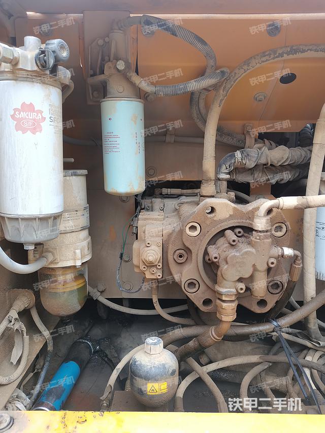 液压泵舱室正面整体（整机外观）