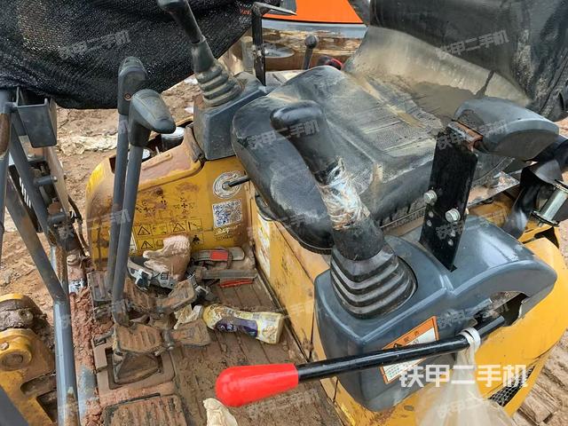 駕駛室頂部(整機(jī)外觀) 駕駛室頂部(整機(jī)外觀)