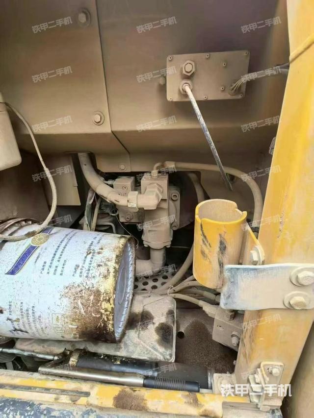 液壓泵艙室正面整體（整機外觀）