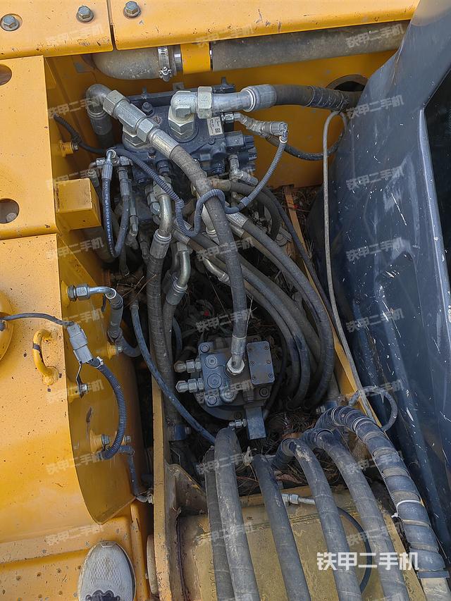 回转马达和主控阀（整机外观）