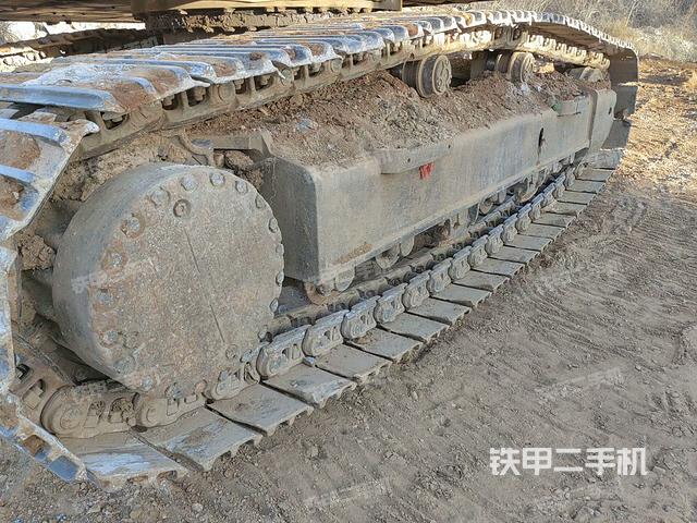 單側(cè)履帶整體(整機(jī)外觀) 單側(cè)履帶整體(整機(jī)外觀)