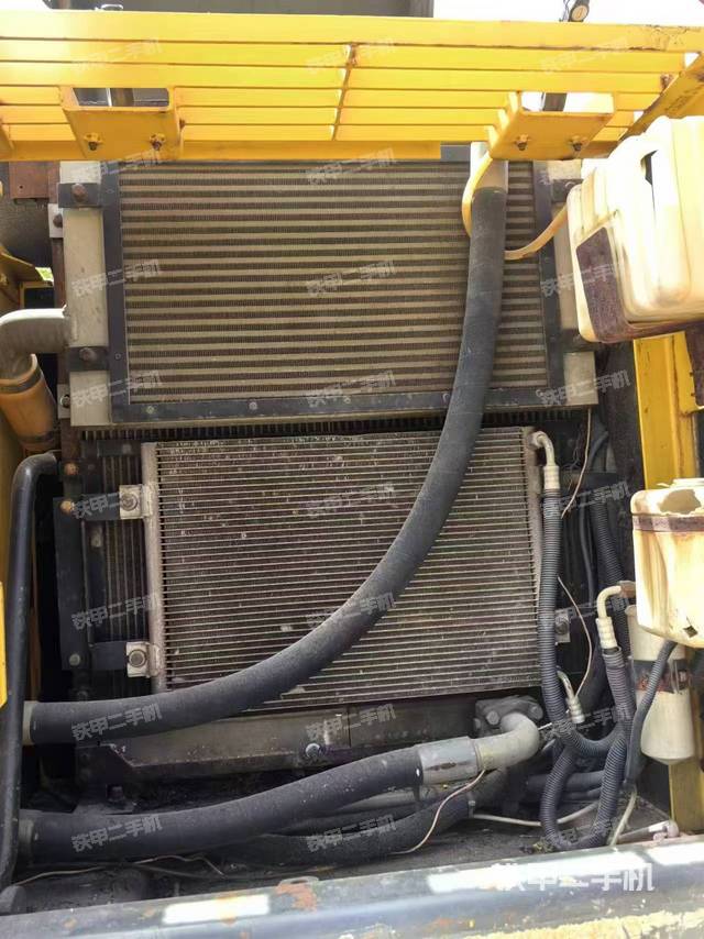 液压泵舱室正面整体（整机外观）