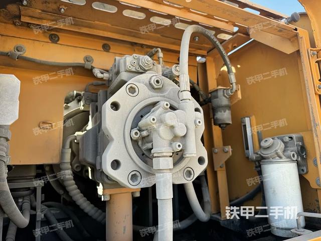 液壓泵艙室正面整體(整機外觀) 液壓泵艙室正面整體(整機外觀)