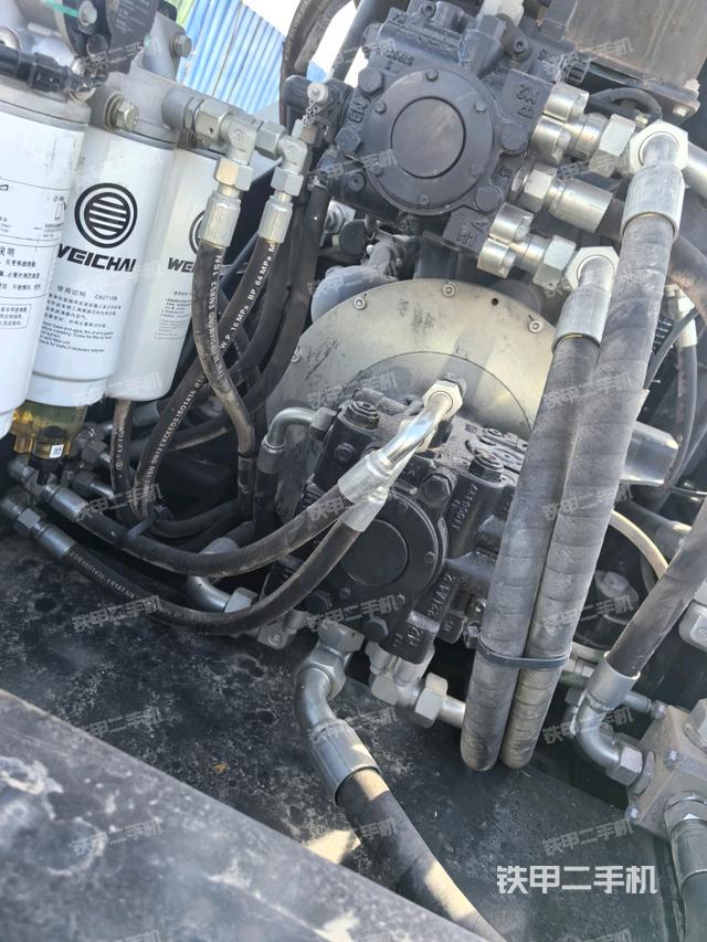 發(fā)動機(jī)右側(cè)全景（壓路機(jī)發(fā)動機(jī)艙）