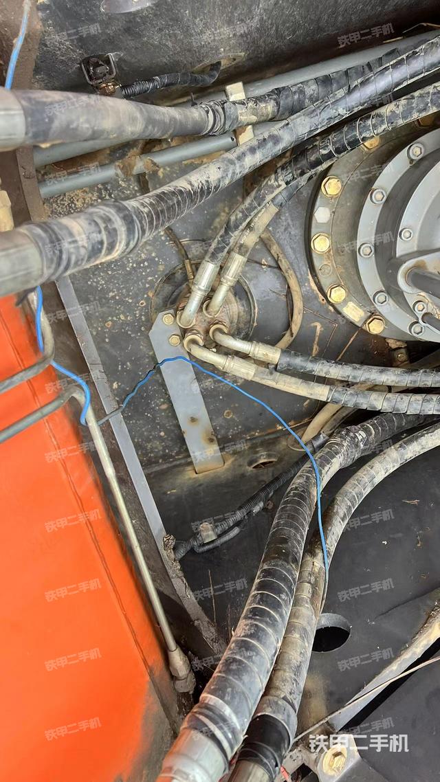 中央回轉(zhuǎn)接頭特寫（上車部件）