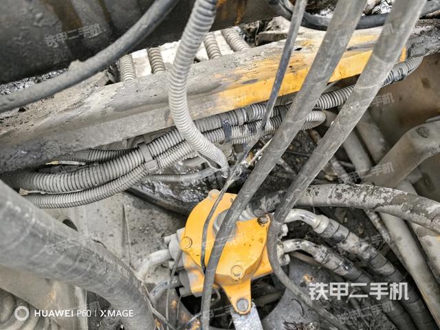 中央回轉(zhuǎn)接頭特寫(xiě)（上車(chē)部件）