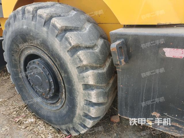 前輪左側(cè)減震塊連接及部件（壓路機(jī)前后車架）