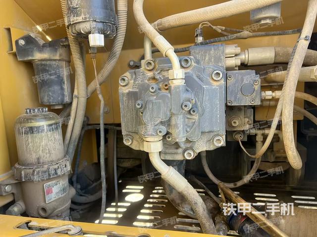 液壓泵艙室正面整體(整機(jī)外觀) 液壓泵艙室正面整體(整機(jī)外觀)