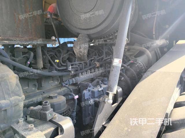 分動箱或變速箱（壓路機(jī)發(fā)動機(jī)艙）