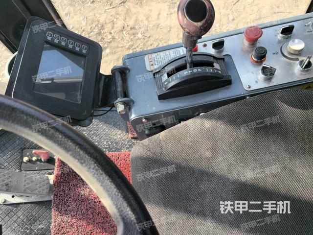 駕駛室內(nèi)座椅、儀表操作手柄全景（壓路機(jī)駕駛室）