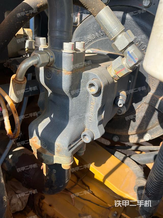 液压泵舱室正面整体（整机外观）