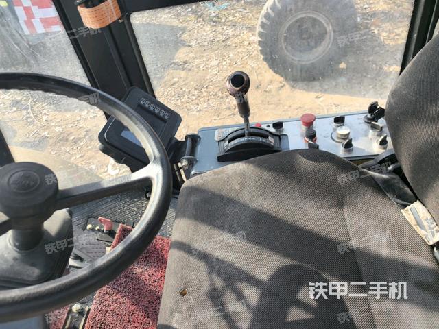 駕駛室側(cè)向上照全景（壓路機(jī)駕駛室）