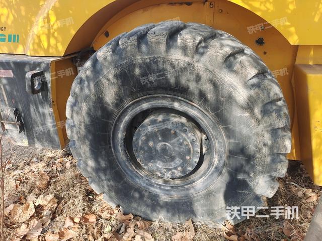 后輪右側(cè)全景（壓路機(jī)前后車架）