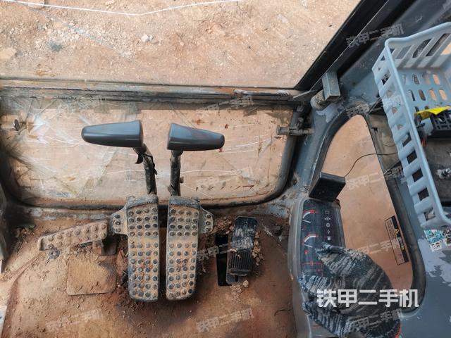 行走控制手柄和踏板?俯拍（駕駛室部分）