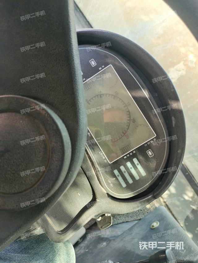 駕駛室內(nèi)座椅、儀表操作手柄全景（壓路機(jī)駕駛室）