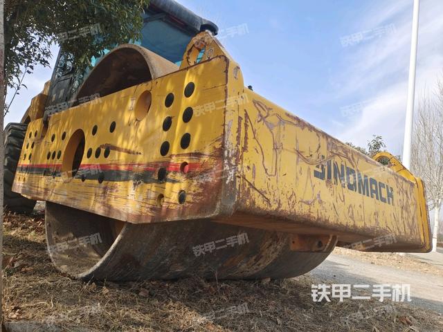 右前45°（壓路機(jī)整機(jī)外觀）