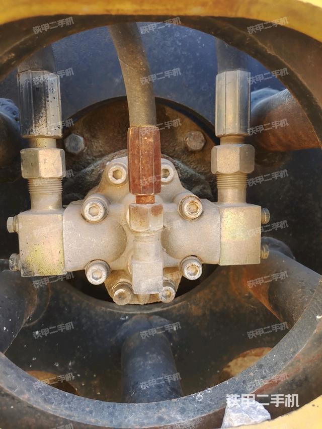 后輪右側(cè)全景（壓路機(jī)前后車(chē)架）