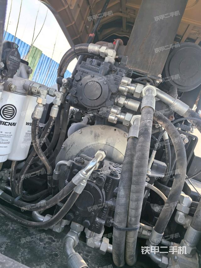 發(fā)動機(jī)左側(cè)全景（壓路機(jī)發(fā)動機(jī)艙）