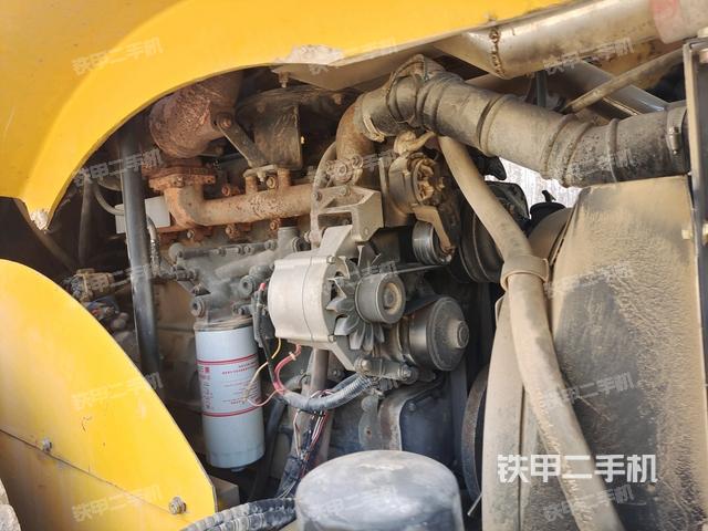 發(fā)動(dòng)機(jī)左側(cè)全景（壓路機(jī)發(fā)動(dòng)機(jī)艙）