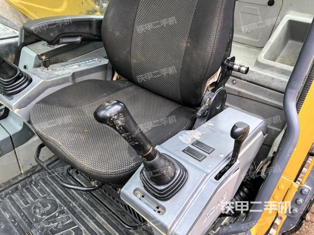 行走控制手柄和踏板?俯拍（駕駛室部分）
