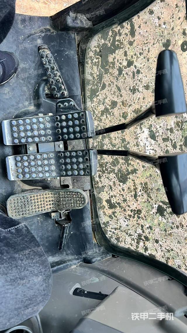 行走控制手柄和踏板?俯拍（駕駛室部分）