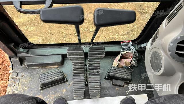 行走控制手柄和踏板?俯拍(駕駛室部分) 行走控制手柄和踏板?俯拍(駕駛室部分)