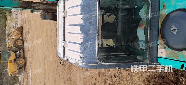 駕駛室頂部(整機(jī)外觀) 駕駛室頂部(整機(jī)外觀)