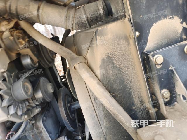 發(fā)動(dòng)機(jī)右側(cè)全景（壓路機(jī)發(fā)動(dòng)機(jī)艙）