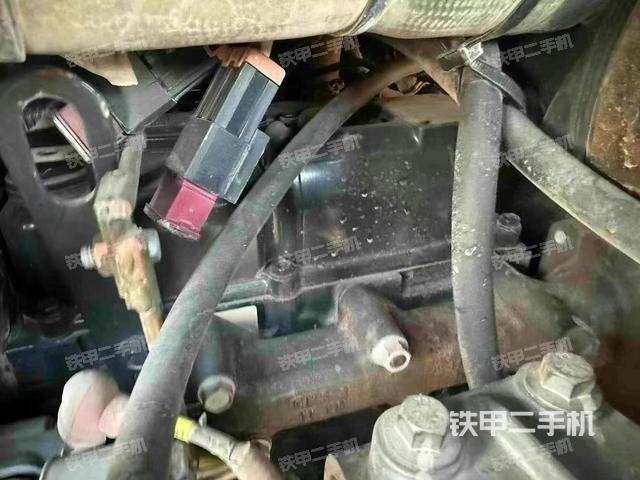 回轉(zhuǎn)馬達(dá)和主控閥(整機(jī)外觀) 回轉(zhuǎn)馬達(dá)和主控閥(整機(jī)外觀)