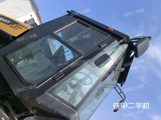 左側(cè)正面照（壓路機(jī)駕駛室）